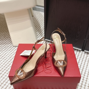 (VALENTINO) Limited Edition Shoes, Crafted with Exquisite Italian Craftsmanship 👑👑💝💝💝