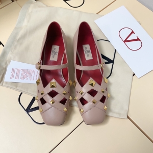 (VALENTINO) Limited Edition Footwear, Crafted with Exquisite Italian Craftsmanship 👑👑💝💝💝