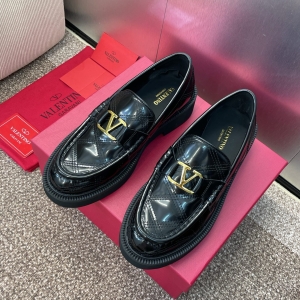 (VALENTINO) Limited Edition Footwear, Crafted with Exquisite Italian Craftsmanship 👑👑💝💝💝