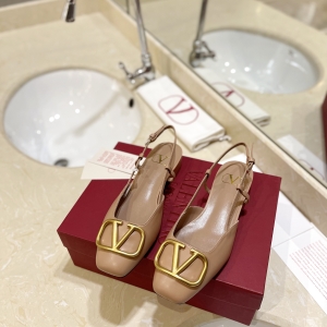 (VALENTINO) Limited Edition Shoes, Crafted with Exquisite Italian Craftsmanship 👑👑💝💝💝