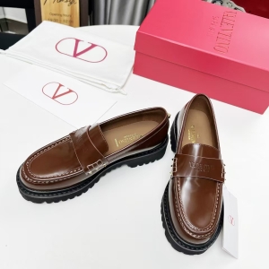 (VALENTINO) Limited Edition Footwear, Crafted with Exquisite Italian Craftsmanship 👑👑💝💝💝
