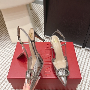 Made with the finest Italian craftsmanship by VALENTINO 👑👑 Limited Edition 💝💝💝