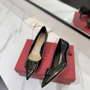 Made with the finest Italian craftsmanship by VALENTINO 👑👑 Limited Edition 💝💝💝