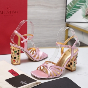 Valentino, crafted with exquisite Italian craftsmanship 👑👑 Limited Edition 💝💝💝