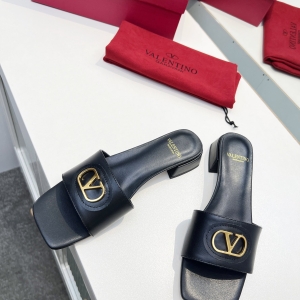 (VALENTINO) Limited Edition Footwear, Crafted with Exquisite Italian Craftsmanship 👑👑💝💝💝