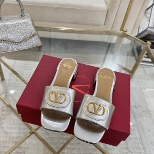 (VALENTINO) Limited Edition Footwear, Crafted with Exquisite Italian Craftsmanship 👑👑💝💝💝