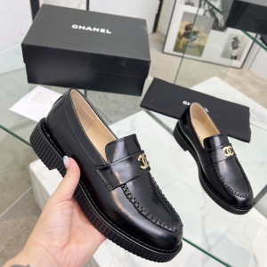 Classic color-blocked loafers