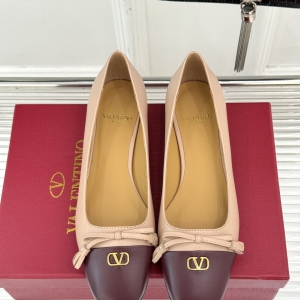 (VALENTINO) Limited Edition Footwear, Crafted with Exquisite Italian Craftsmanship 👑👑💝💝💝