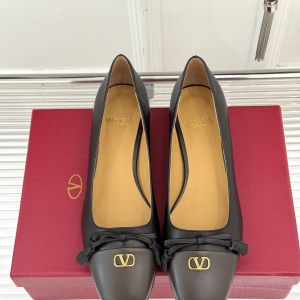 (VALENTINO) Limited Edition Footwear, Crafted with Exquisite Italian Craftsmanship 👑👑💝💝💝