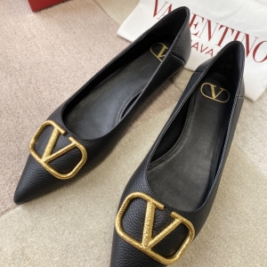 (VALENTINO) Limited Edition Footwear, Crafted with Exquisite Italian Craftsmanship 👑👑💝💝💝