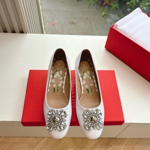 (VALENTINO) Limited Edition Footwear, Crafted with Exquisite Italian Craftsmanship 👑👑💝💝💝