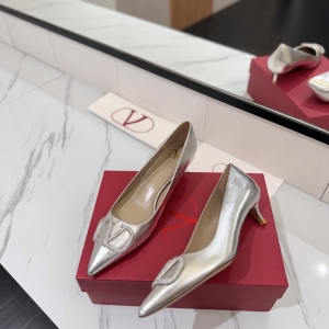 Made with the finest Italian craftsmanship by VALENTINO 👑👑 Limited Edition 💝💝💝