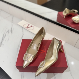 Valentino, crafted with exquisite Italian craftsmanship 👑👑 Limited Edition 💝💝💝