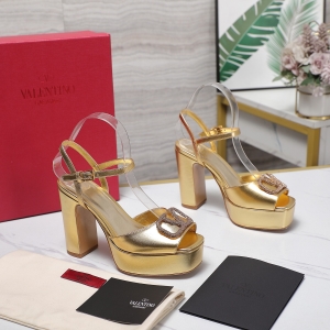 Valentino, crafted with exquisite Italian craftsmanship 👑👑 Limited Edition 💝💝💝