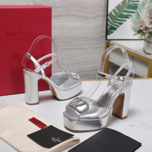 Valentino, crafted with exquisite Italian craftsmanship 👑👑 Limited Edition 💝💝💝