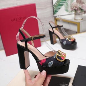 Valentino, crafted with exquisite Italian craftsmanship 👑👑 Limited Edition 💝💝💝