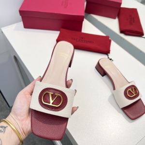 (VALENTINO) Limited Edition Footwear, Crafted with Exquisite Italian Craftsmanship 👑👑💝💝💝