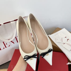 (VALENTINO) Limited Edition Footwear, Crafted with Exquisite Italian Craftsmanship 👑👑💝💝💝