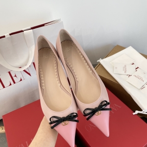 (VALENTINO) Limited Edition Footwear, Crafted with Exquisite Italian Craftsmanship 👑👑💝💝💝