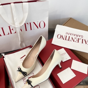 (VALENTINO) Limited Edition Footwear, Crafted with Exquisite Italian Craftsmanship 👑👑💝💝💝