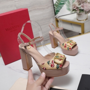 Valentino, crafted with exquisite Italian craftsmanship 👑👑 Limited Edition 💝💝💝