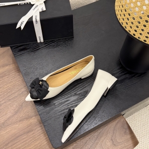 Chanel-style camellia-decorated color-blocked flat shoes