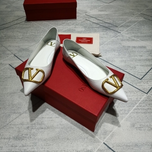 (VALENTINO) Limited Edition Footwear, Crafted with Exquisite Italian Craftsmanship 👑👑💝💝💝