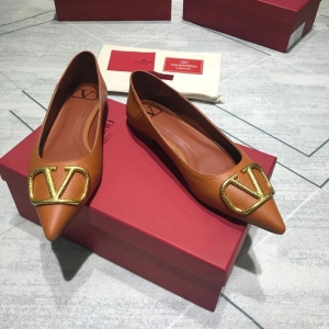 (VALENTINO) Limited Edition Footwear, Crafted with Exquisite Italian Craftsmanship 👑👑💝💝💝
