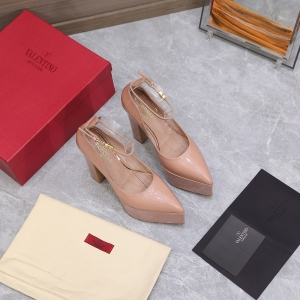 (VALENTINO) Limited Edition Shoes, Crafted with Exquisite Italian Craftsmanship 👑👑💝💝💝