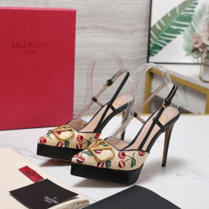 Valentino, crafted with exquisite Italian craftsmanship 👑👑 Limited Edition 💝💝💝