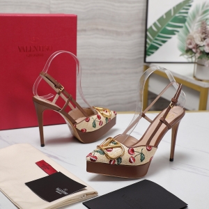 Valentino, crafted with exquisite Italian craftsmanship 👑👑 Limited Edition 💝💝💝