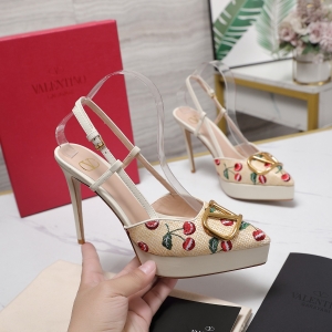 Valentino, crafted with exquisite Italian craftsmanship 👑👑 Limited Edition 💝💝💝