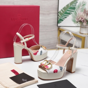 Valentino, crafted with exquisite Italian craftsmanship 👑👑 Limited Edition 💝💝💝