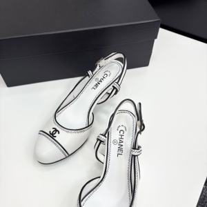 Adorned by numerous celebrities and influencers, this versatile series has become a hot topic among bloggers both domestically and internationally, making it a must-have for spring and summer wardrobes. Diamond buckle.