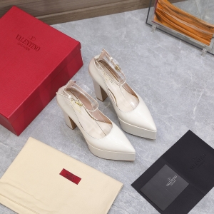 (VALENTINO) Limited Edition Shoes, Crafted with Exquisite Italian Craftsmanship 👑👑💝💝💝