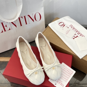 (VALENTINO) Limited Edition Shoes, Crafted with Exquisite Italian Craftsmanship 👑👑💝💝💝