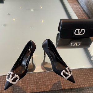 (VALENTINO) Limited Edition Shoes, Crafted with Exquisite Italian Craftsmanship 👑👑💝💝💝