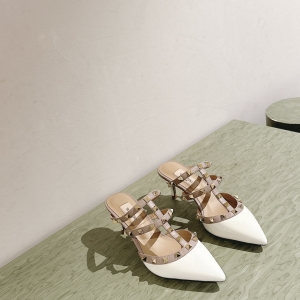 (VALENTINO) Limited Edition Shoes, Crafted with Exquisite Italian Craftsmanship 👑👑💝💝💝