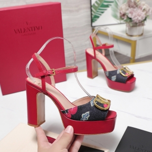 Valentino, crafted with exquisite Italian craftsmanship 👑👑 Limited Edition 💝💝💝