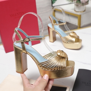 Valentino, crafted with exquisite Italian craftsmanship 👑👑 Limited Edition 💝💝💝