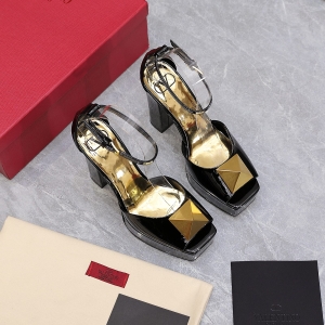 (VALENTINO) Limited Edition Footwear, Crafted with Exquisite Italian Craftsmanship 👑👑💝💝💝