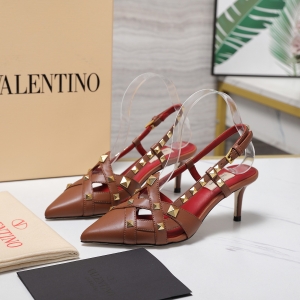 (VALENTINO) Limited Edition Shoes, Crafted with Exquisite Italian Craftsmanship 👑👑💝💝💝
