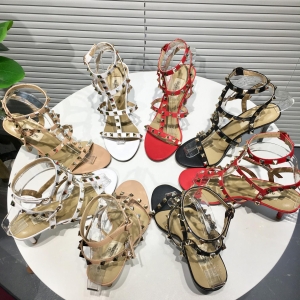 Crafted with the finest VALENTINO techniques 👑👑 Limited edition 💝💝💝