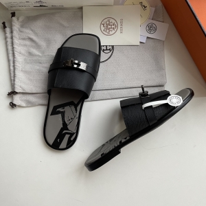 Hermès men's Kelly buckle slippers