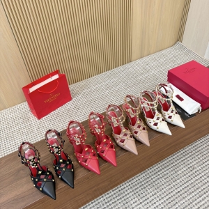 VALENTINO's finest craftsmanship 👑👑 Limited edition 💝💝💝